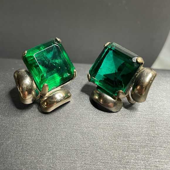 Vintage Emerald Cut Green Glass Screw back Earrings Exotic Royalty Silver Tone - Picture 7 of 9